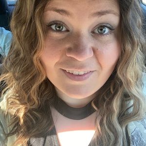 Meet your Posher, Lora